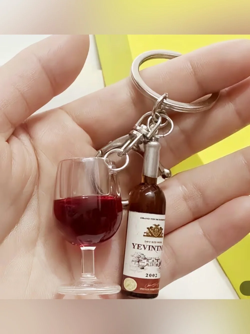 NIP Wineglass & Wine bottle keychain.